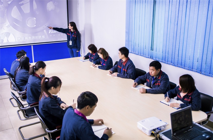 铭森电子团队开会