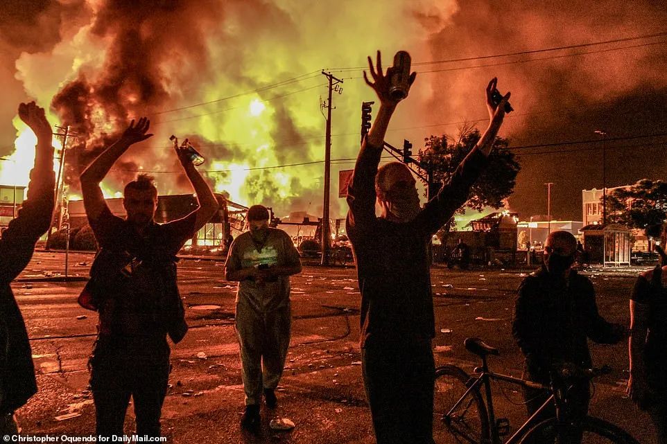 美国暴乱，示威者当街纵火.jpg